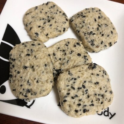 黒ゴマ多めで作ってみました♬ ゴマの食感とサクサククッキーとても美味しかったですヽ(´▽｀)/  また作ります  レシピありがとうございます(*ˊ˘ˋ*)